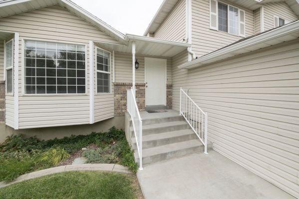 Cost of White Vinyl Siding Replacement in Oroville